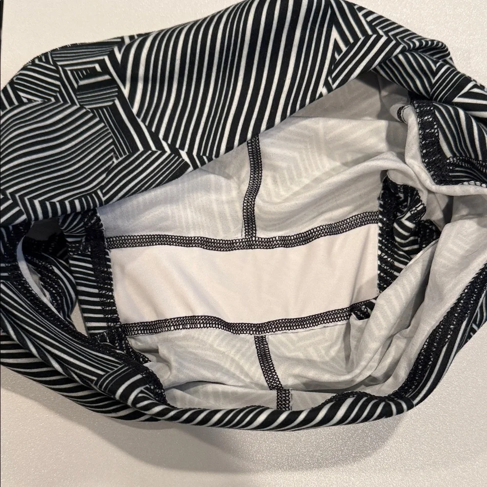 Fleo Women's Monochrome Geometric Athletic Shorts - Picture 5 of 7
